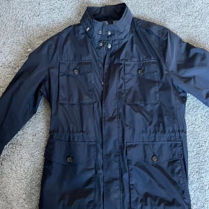 Field jacka Massimo Dutti - Säljer nu denna sjukt snygga Massimo Dutti jackan. Den är i extremt fint skick utan några tecken på defekter alls. Den är i storlek L och sjukt fräsch. Vid några frågor är det bara att höra av sig, jag svarar snabbt!😉