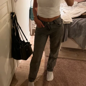 Grå jeans - Mörkgrå jeans från Gina Tricot med medelhög midja!! Långa i benen (jag är 177cm), sitter inte jättetajt runt om på mig. Rakmodell💗