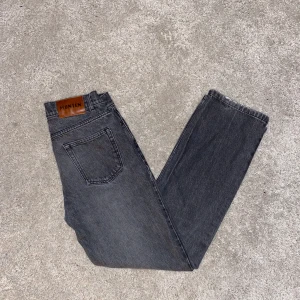 Monten byxor - Här har vi ett par monten byxor som är limited sen 1 år tillbaka. Dom är i 9/10 skick och är framförallt väldigt sköna att ha på sig.