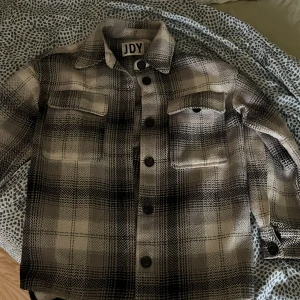 JDY vår/höst jacka - Rutig JDY jacka superbra till våren/hösten Välanvänd  Köpt på Zalando