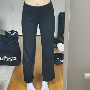 Zara byxor - Säljer mina snygga och sköna byxor från zara. Storleken framgår ej men skulle säga att de passar 36-40 då de är väldigt stretchiga. Hör av er gällande frågor. :)