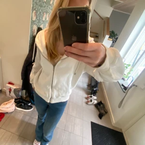 Vit hoodie med dragkedja  - En vit och skön hoodie med dragkedja från Gina, i storlek XS, men är ganska stor i storleken så kan också passa till S-M 🙌Säljs då den inte längre kommer till användning 🌟 Perfekt till våren 💘💘