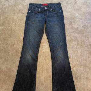 Lågmidjade utsvängda jeans, endast använda fåtal gånger! Midjemåttet 33cm och innerbenslängden är 82 cm💞