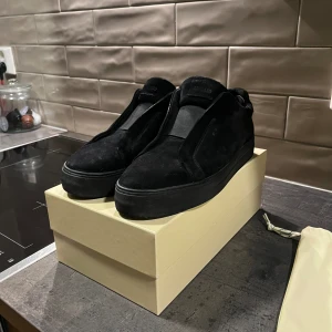 Axel Arigato skor  - Axel arigatos skor i fint skick, storlek 47, hör av er för fler frågor eller funderingar! Fraktar inom 24 timmar!