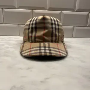 Säljer min burberry keps som jag knappt har använt