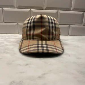 Burberry keps - Säljer min burberry keps som jag knappt har använt