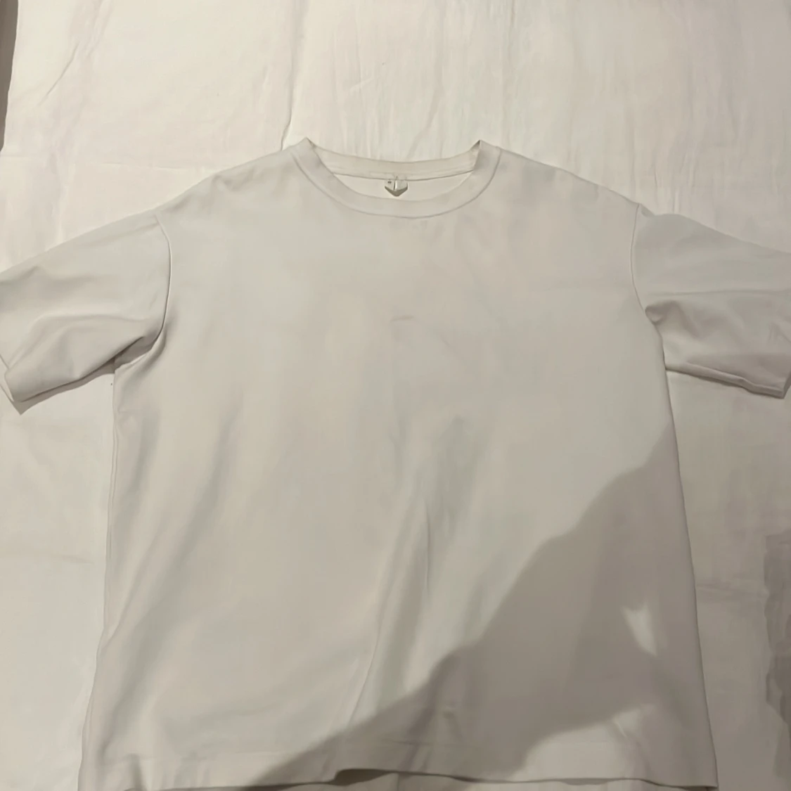 En vanlig fin vit T-shirt