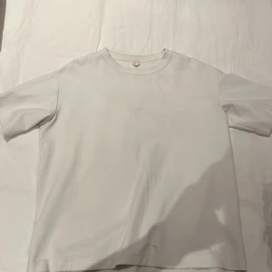 En vanlig fin vit T-shirt - En bra fin T-shirt till sommaren, passar till allt.