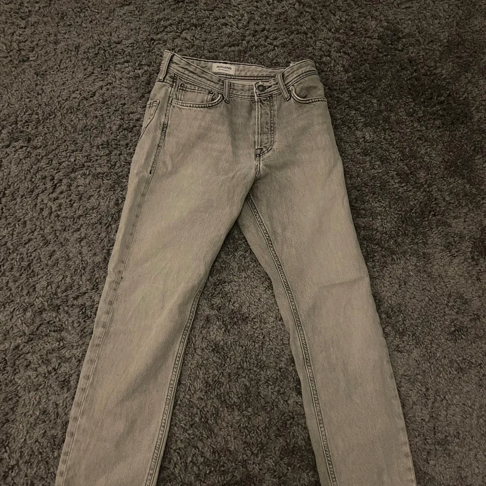 Ett par väldigt fina jack&jones jeans som är i väldigt bra skick och säljs då dom är för små. Väldigt sparsamt använda. Nypris 600, mitt pris 300. Jeans & Byxor.