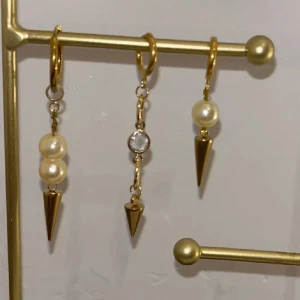 örhängen - Säljer handgjorda örhängen i rostfritt stål.❤️‍🔥❤️‍🔥❤️‍🔥                 Långa: 60kr st/ 90 för ett par                                     Korta: 50kr st/ 80 för ett par.                   ‼️Det går att skriva till mig om ni vill ha custom made i egen design🤗