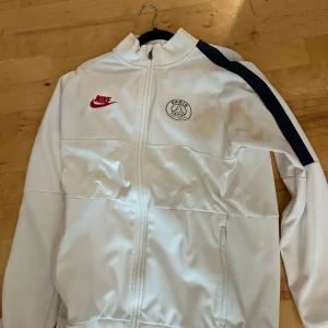 psg zip up - nästan aldrig andvänd storlek M