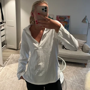Vit OVERSIZE tröja - En knappt använd tröja från zara. 