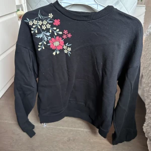 Sweatshirt med tryck - En sweatshirt från Anna field i väldigt bra skick och har bara använts ett fåtal gånger.