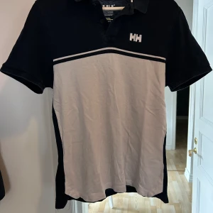 Helly Hansen Piké - 9/10 knappt använd Piké från Helly Hansen.  Säljer pga att den blivit liten.. 