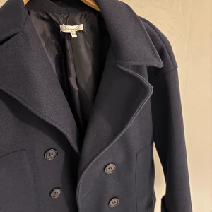 Gina coat - Säljer ”gina coat” i färgen navy ifrån designbysi, stl XS/S. Den är helt oanvänd, alltså så gott som ny! 