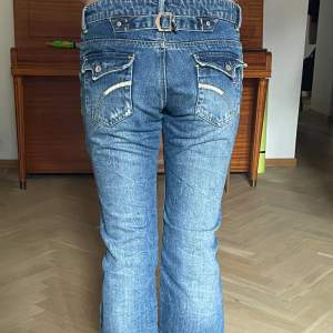 Sååå snygga och coola jeans!!! De är Lågmidjade och bootcut❤️ midjemått: 37cm innerbensmått: 80cm🥰 inga defekter osv