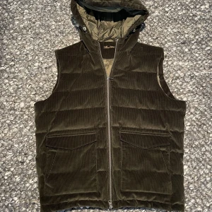 Stenströms väst - Säljer denna skitsnygga väst från Stenströms då jag redan har en liknande väst. Kunde inte lämna tillbaka den och den är därför i nyskick. Storleken är XL, men skulle snarare beskrivas som L alternativt M. Pris kan diskuteras vid snabb och smidig affär.