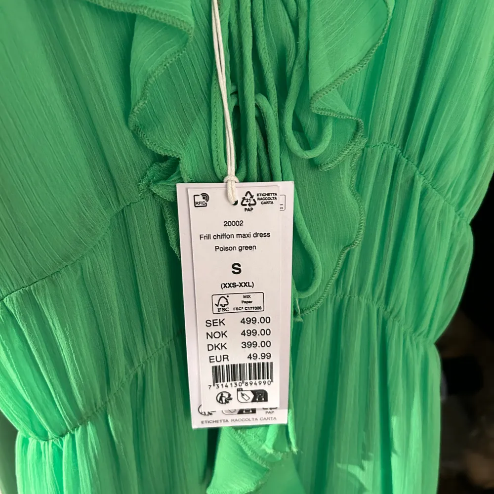Säljer denna fina klänningen från ginatricot som är helt oanvänd med lappen kvar. Köpt för 500kr. Klänningar.