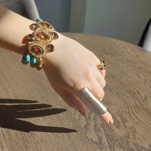 En massa unika smycken!  - Indiskt armband från 2000-talet i perfekt skick med äkta stenar! Även en massa andra unika ringar och armband som inte kommer till användning längre. 80 kr för allt! 