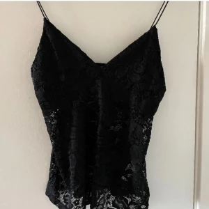 Spets linne - Säljer detta jätte fina linne från Nelly som jag köpt här på plick men passade tyvärr inte mig, jätte fint skick och inga täcken på användning❤️