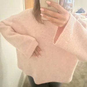 Stickad tröja - säljer denna stickade tröja som är helt slutsåld, den är i nyskick och passar xs-m🩷