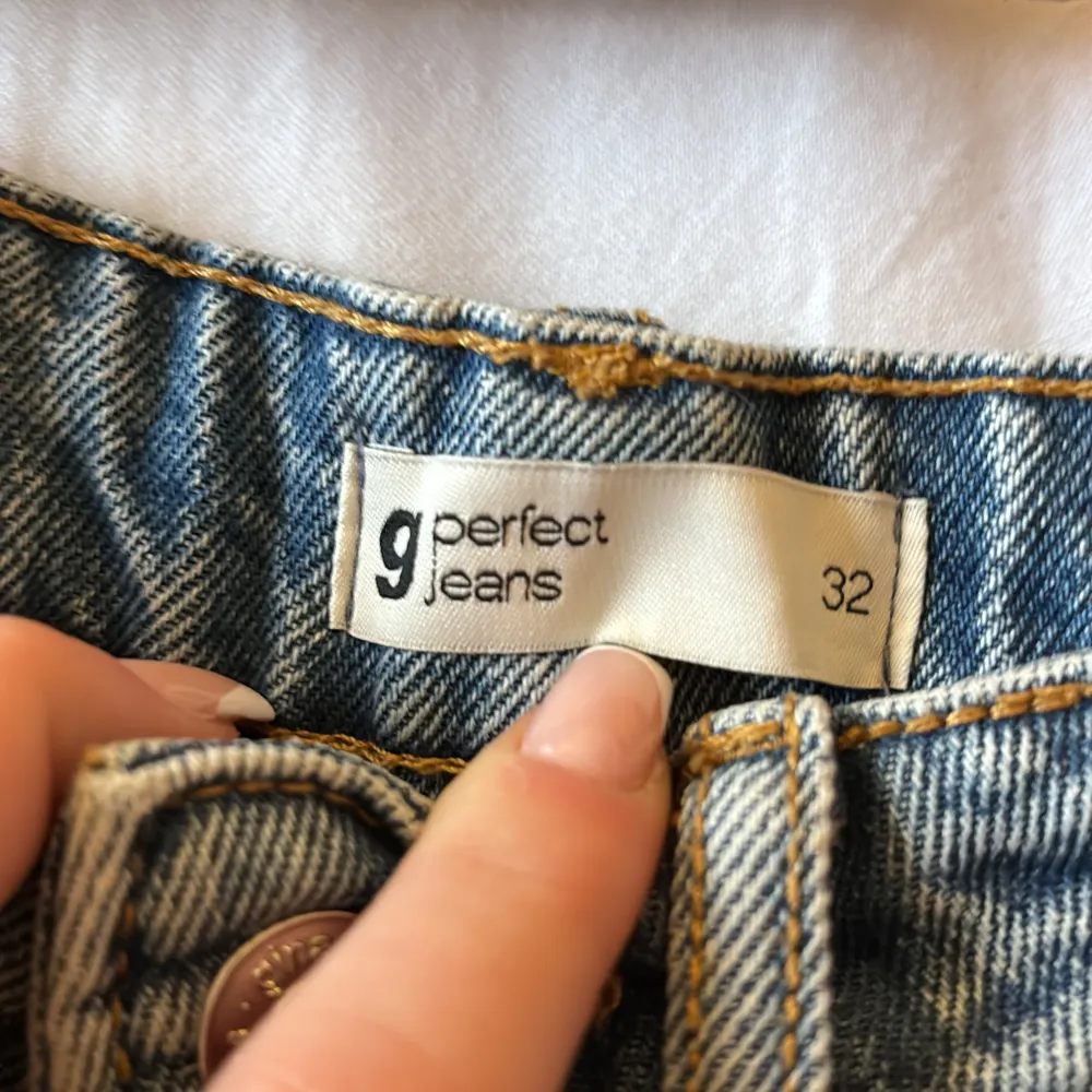 Jättefina jeansshorts från Gina tricot i storlek 32 (XS)💗 säljer för att de tyvärr blivit lite för små för mig. Skriv till mig för frågor eller fler bilder💞 (katt finns i hemmet). Shorts.