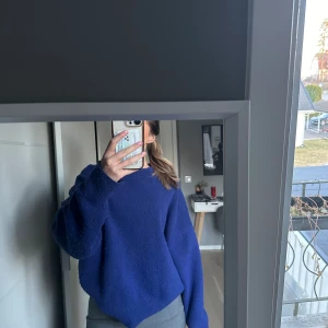 Stickad tröja  - Säljer en jätte fin stickad tröja från zara som inte kmr till användning längre. Tröjan är i storlek L men passar mig som har xs-s💕 tröjan är lite nopprig💕💕