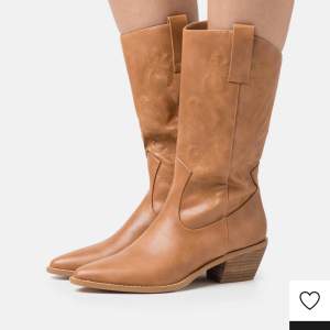 Säljer mina cowboy boots. Har mindre defekter (bild 3) därav priset. Köpta för 650.💗