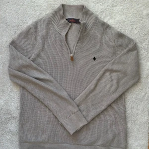 Morris half zip - Säljer min morris half zip för att den är för stor.  |  Skick 9/10  |  Nypris är runt 1800 kr.  |. Priset går att diskuteras. Skriv om du har fler frågor.