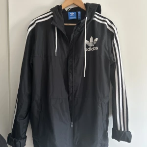 Adidas vindjacka  - Knappt använd. Storlek S och är unisex så den sitter lite mer oversized för kvinnor.