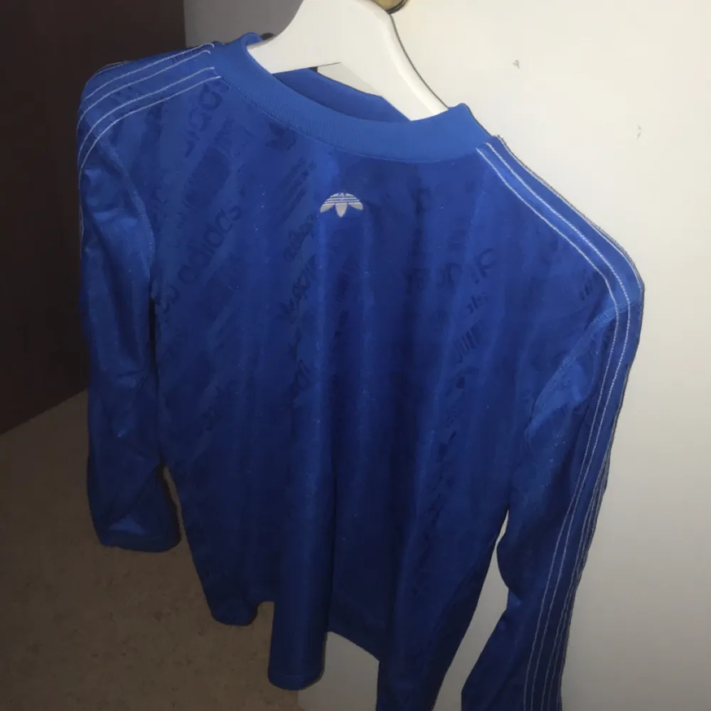 Tröja från Adidas samarbete med Alexander Wang.  Långärmad tränings tröja med fina detaljer.  Skick: 9/10. . T-shirts.