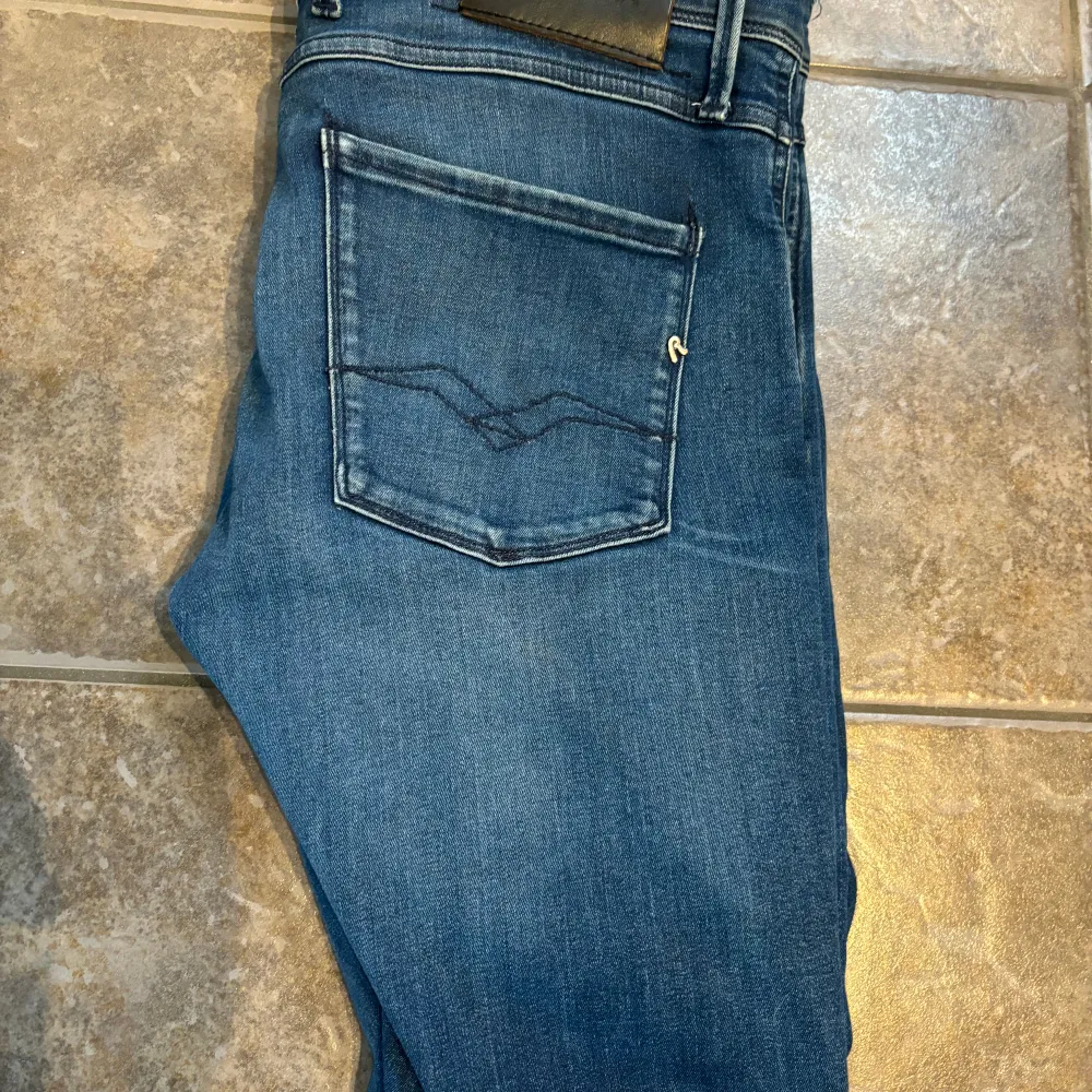 Säljer nu dessa replay jeans då de inte används längre. Mycket bra skick och har mycket kvar att ge. Sitter lite slim. Dm för frågor osv. Jeans & Byxor.