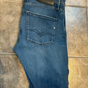 Replay jeans - Säljer nu dessa replay jeans då de inte används längre. Mycket bra skick och har mycket kvar att ge. Sitter lite slim. Dm för frågor osv