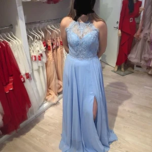 Balklänning - Köpte denna 2021 inför balen men nån vecka efter jag hade köpt den så blev balen inställd pågrund av covid. Den är aldrig använd, har bara provat den när jag köpte den. Fint skick.