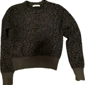 En cool leopard tröja som är i trend! Den är i storlek M men jag skulle säga att den är i storlek S/M… den har inga skador  