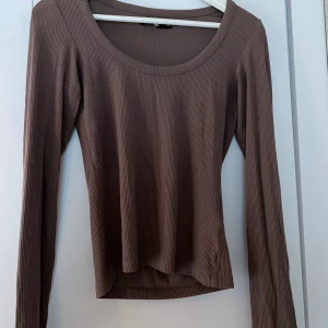 Brun tröja  - Säljer min bruna U-ringade tröja från Bikbok!! Supersnygg och i fint skick, bara använd 3 ggr Köpt för 100kr säljer för 20kr, Storlek xs