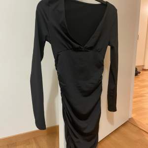Säljer denna svarta klänning som är tajt som är v-ringad. Den är inte så öppen som den ser ut. 
