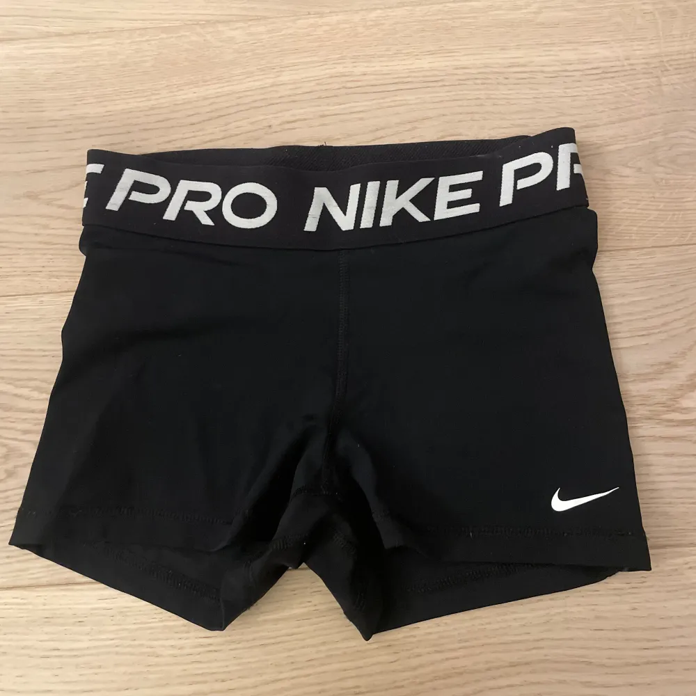 Säljer dessa Nike pros pga att de inte används längre. De är i bra skick och använda fåtal gånger.. Shorts.