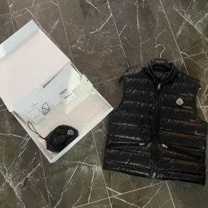 Moncler gui väst - Skick 10/10 storlek 2, kontakta med vid funderingar elller intresse. Inte använt många gånger  OBS! Priset är ej diskuter bart 