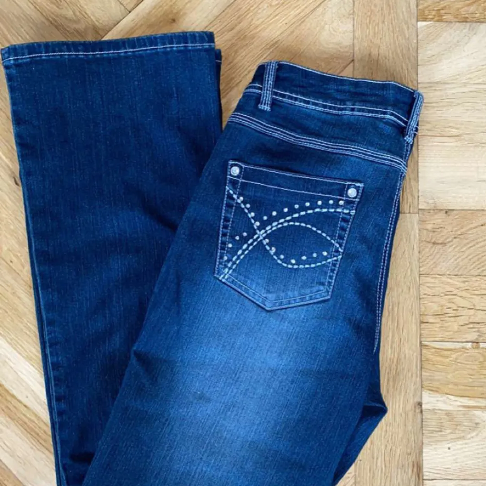 Snygga jeans i nyskick!! . Jeans & Byxor.