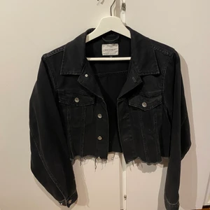 Svart kort jeansjacka - Svart jeansjacka som är ”avklippt” och kortare. Använd fåtal gånger. S men skulle säga passar både XS, S och M.    100kr+ frakt 