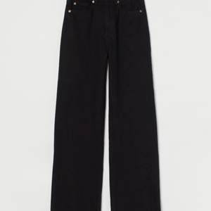 Oanvända jeans från H&M, fin passform. Längden passar nog om man är mellan 160-165 cm. 