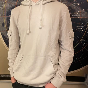 Peak performance hoodie - Säljer en peak performance hoodie i storlek M. Använd några gånger men inga fläckar eller liknande. Kom pm för fler bilder. Meetup Stockholm annars frakt. Pris kan diskuteras vid snabb affär!