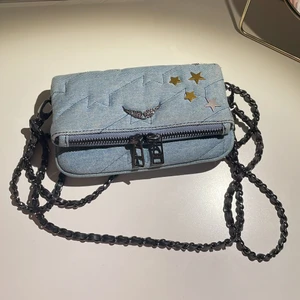 Zadig väska limited - VILL BARA FÅ SÅLD FÖR VILL KÖPA EN NY VÄSKA! Pris kan diskuteras, direktpris: 1250 kr! Skick 9/10, knappt använd, limited edition!💗 tveka inte på att fråga om bilder eller höra av sig om frågor!💕