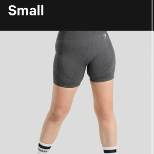 Shorts från Gymshark - MörkGråa träningshorts! Aldrig använda då dem va lite små på mig🖤 Strorlek S
