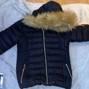 Svart jacka men päls luva  - Svart jacka vinson polo club med pälsluva, sällan använd 