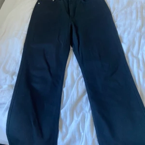 Jeans Weekday  - Jeans från Weekday i deras rowe modell. Använda en gång. Storleken är 30W 30L