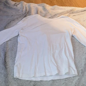 Vit långärmad tröja  - Vit långärmad tröja köpt på Åhlens aldrig använd 