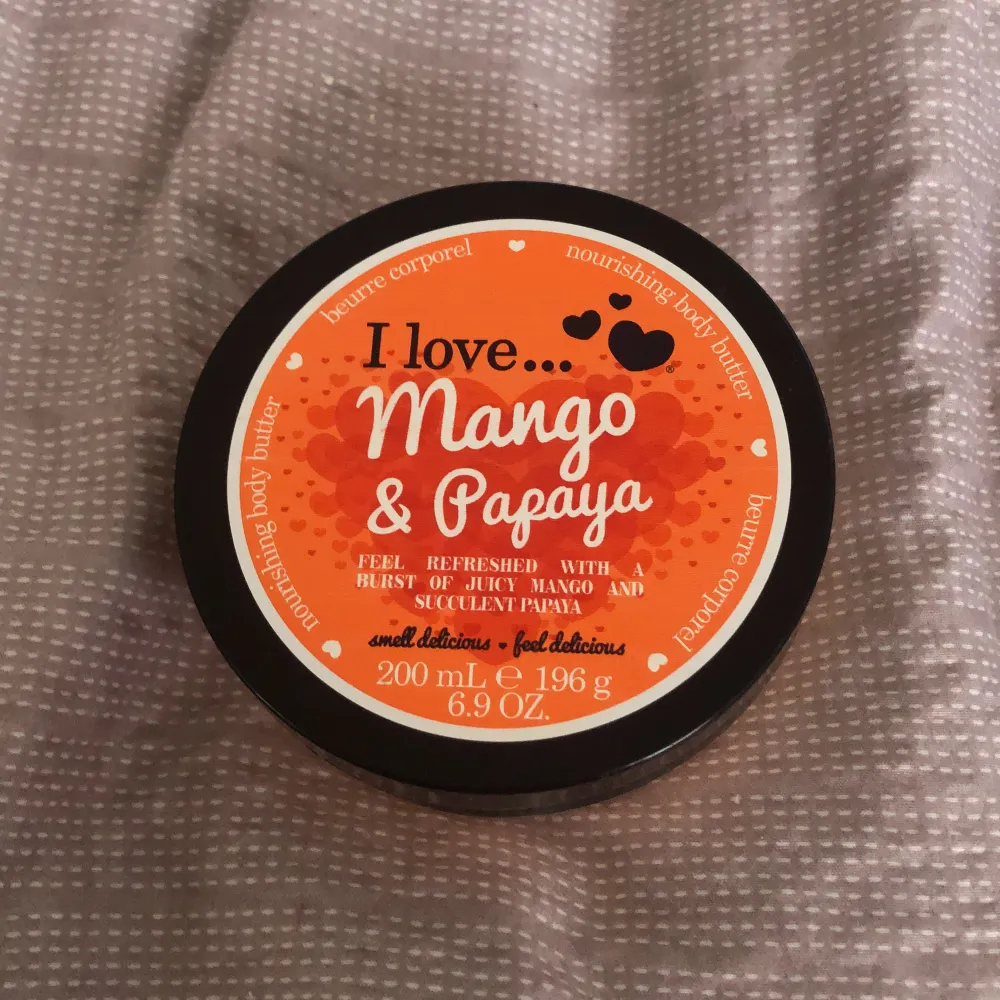 Body butter i doften mango papaya ifrån i love. Använd endast som test. Köpt för 40kr. Övrigt.