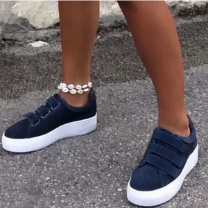 Sandro sneakers - Säljer mina Sandro skor. Bra skick. Skriv om du har några frågor så svarar jag så gott jag kan. 💘